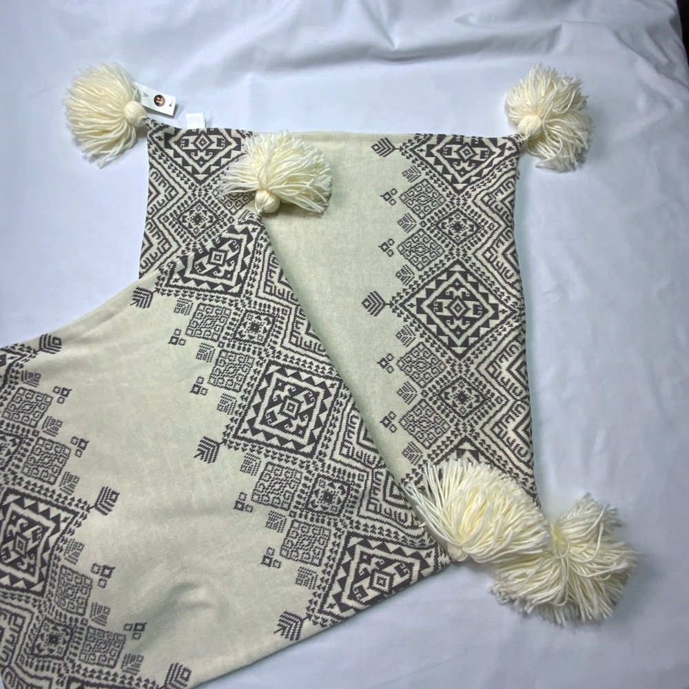NWT A Pair of Throw Pillow Covers with Tassels 18X18 Boho Moroccan Bedding Decor